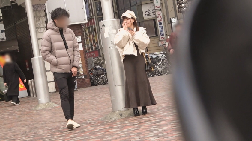 貫地谷しほり似の素人でハスキー声で色白で童顔。おしゃれな服装でナンパされるシーン